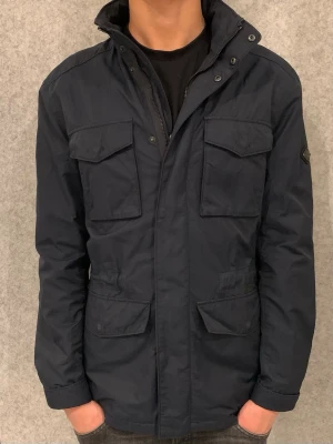 J.Lindeberg Field Jacket OG - Säljer denna jättefina J.Lindeberg Field Jackan perfekt nu inför våren och senare i hösten. Storlek M, skriv gärna vid intresse!