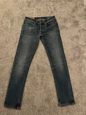 Dondup George W32 - Säljer ett snyggt par mörkblåa dondup George jeans. Jeansen är skinny fit och har en smal passform och är i stretchigt material. Hör av dig vid minsta lilla fundering, eller prisförslag.