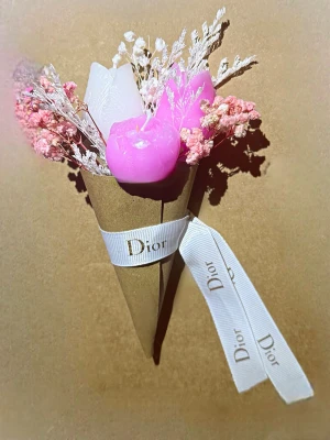 Dekorativ bukett med ljus och blommor - andra färger finns att få - Perfekt som present till någon du tycker om – eller som fin dekoration hemma   ✨ Tillverkad för hand i naturligt sojavax ✨ Varje ljus är unikt – ingen exakt likadan ✨ Superfin till babyshower, dop eller födelsedag ✨ Kan fås inslagen som present 🎁  Doft: odoftad   💌 Kan göra fler vid intresse! 💌 Går att få i andra färger på beställning  👉 Först till kvarn – gör bara ett fåtal åt gången  👉 Skickas snabbt!   ⚠️ OBS: Främst dekorationsljus – om det tänds, använd underlag och lämna aldrig u