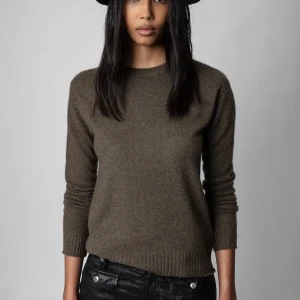 Zadig tröja  - Säljer denna cashmere tröja från zadig&voltaire i en grön/brun färg ❤️köptes för ca 4000 och är i bra skick! Den har två små fläckar som knappt syns men det går nog bort i en kemtvätt!