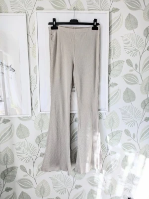 Ribbade Byxor H&M Storlek M - Supersköna byxor som är elastiska .  - Storlek M men passar även liten L.  - I bra skick då de är använda en handfull gånger.  - Gins en svag svag fläck på ena knät.  - Syns lite i lappar att de har använts.  - Jag kan ha missat någon miniskavank men jag har försökt att granska plagget så gott det går.