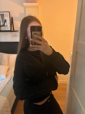 Bomberjacka med kryss detaljer på armen!! - Supersnygg, använd fåtal gånger men inga defekter! Hör av dig vid frågor eller fler bilder 💗💗