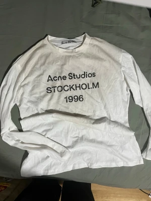 Vit långärmad Acne Studios t-shirt - 🤍 Acne Studios – Vit (S)  Acne Studios hoodie vit – storlek S  Stilren och clean hoodie i vitt, väldigt lätt att matcha. Perfekt passform (lätt oversize).  ✔️ Skick: Ny ✔️ Hög kvalitet