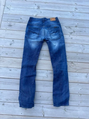 Nudie jeans - Säljer dessa feta blåa nudie jeans i modellen thinn finn Storlek W33,L34! De är i mycket fint skick, inga defekter hittas! Kom gärna med frågor och prisförslag 😊