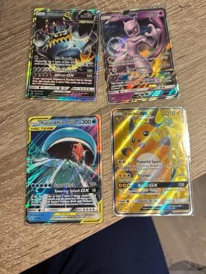 Pokémon GX holografiska samlarkort - Fyra gx kort och en tag team pris kan diskuteras