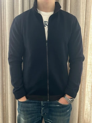 Massimo Dutti cardigan - S  - Mycket bra skick, inga defekter. Tillkommande luva nedkommer. Modellen på bilden är ca 180 cm lång. Har du frågor tveka då inte på att höra av dig🙌