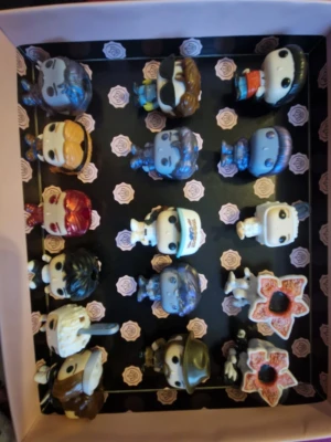 Kinder Joy stranger things - Säljer en samling med 15 Funko Pop minifigurer i olika färger och stilar. Kan sälja allt tillsammans eller så kan du erbjuda ett pris för en eller flera kontakta mig först!