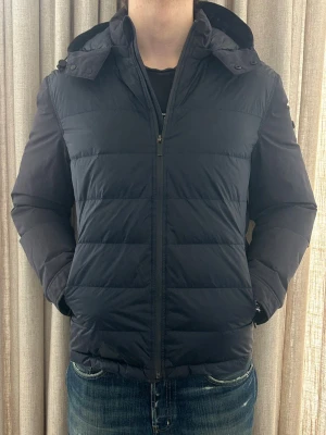 Blå Massimo Dutti jacka - L  - Fint skick, inga defekter. L men skulle säga att den passar M. Vatten och vindtät. Modellen på bilden är ca 180 cm. Om du undrar något tveka då inte på att höra av dig🙌