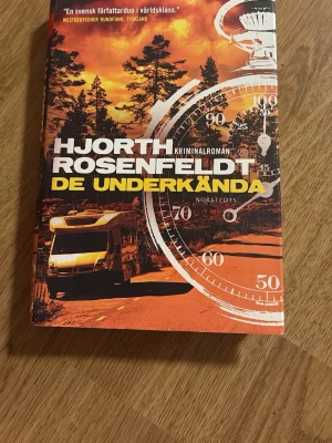 De underkända av Hjorth Rosenfeldt - Spännande kriminalroman med färgstarkt omslag i orange och svart, prydd med en husbil, skog och en stor klocka. Boken är i hårt skal och skriven av Michael Hjorth och Hans Rosenfeldt. Femte boken i serien.  Perfekt för dig som gillar deckare och nervkittlande berättelser. Nytt skick nästan aldrig rört den 