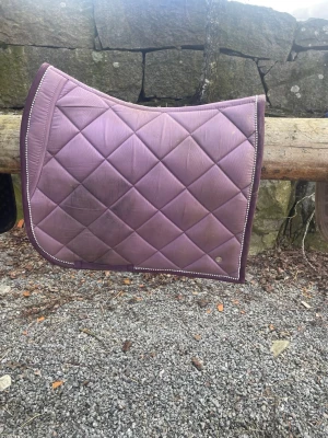 Schabrak säljes bra skick Alla är i st Full - Säljer tre schabrak en med matchande huva till.    Lilla ps schabrak 350kr + frakt. Rosa lilla Trinity schabraket med matchande huva till 400kr + frakt.  Svart schabrak Fairfield 150kr + frakt  