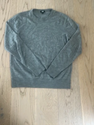 Grå stickad tröja från uni qlo - Stikad tröja från uni qlo merinoull 