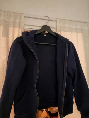 Ralph lauren zip hoodie - Skön Ralph lauren hoodie, säljer då den har blivit för liten för mig. Skicka frågor om eller mer bilder!