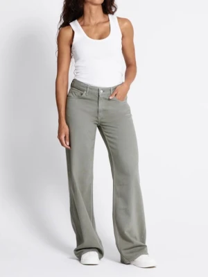 Grågröna vida jeans med hög midja - Snygga grågröna jeans med hög midja och riktigt vida ben från lager 157, använda en gång!!