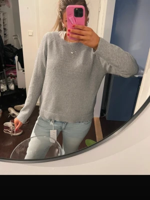 Grå stickad tröja  - Hej, säljer denna gråa tunt stikade tröja från Vero Moda. 