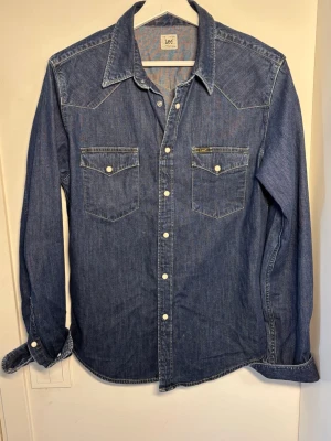 Lee Jeans Skjorta  - Lee Jeans Skjorta i storlek S passar S/M. Skick 9/10, som ny. Pris 379 kan diskuteras. Fraktar samma dag!