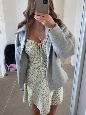 Sommarklänning Blommor - Märke: SHEIN  Storlek: S  Färg: Vit, grön   Kommer inte till användning!! 🫶 Perfekt till skolavslutning 