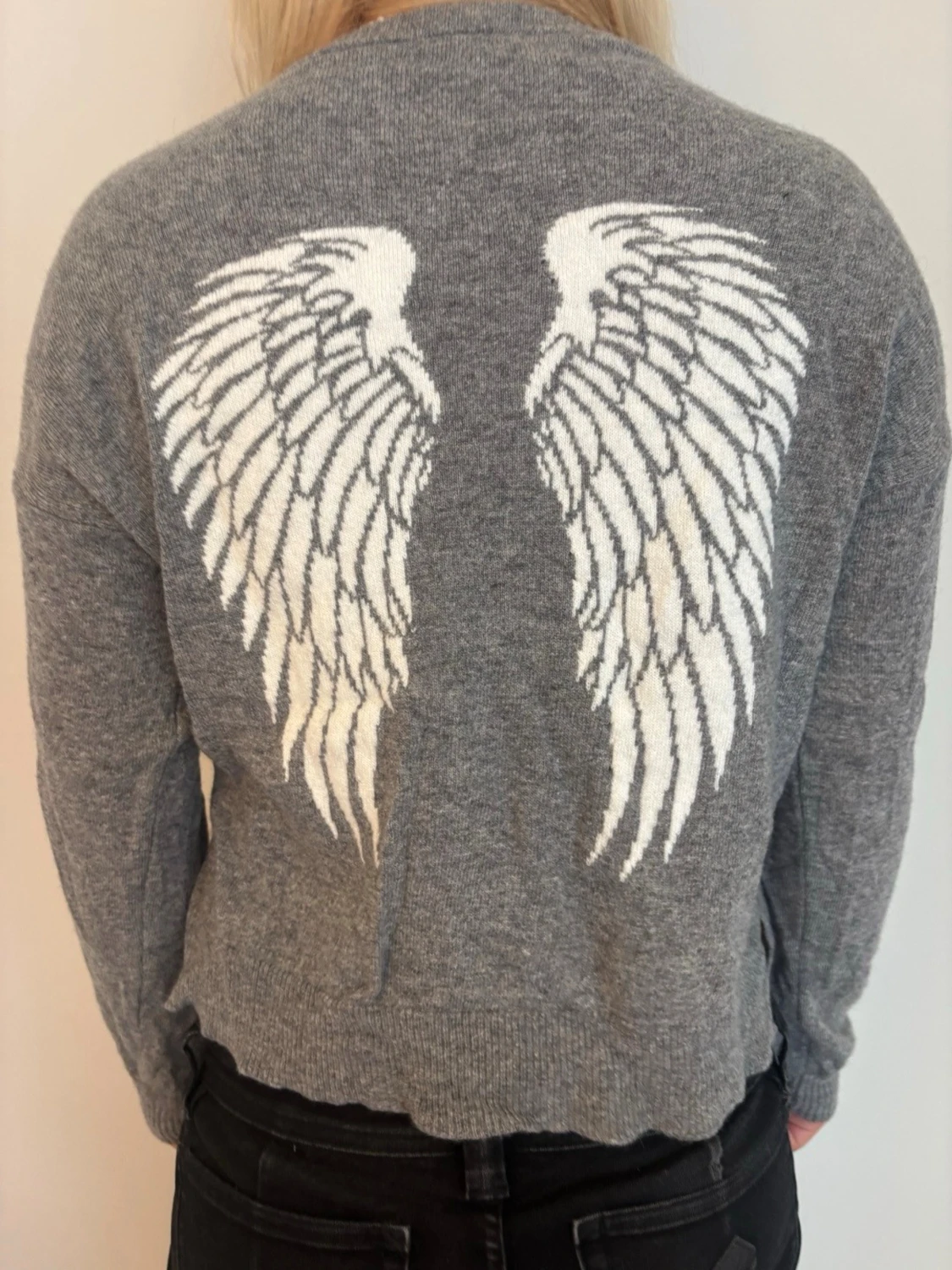 Grå stickad tröja med änglavingar