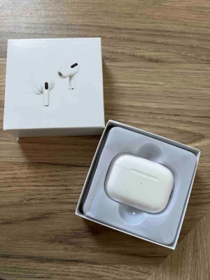 Tws hörlurar  - 🎧 Trendiga hörlurar ✨ Mycket bra skick 📸 Precis som på bilderna 💎 Aldrig använd 📦 Skickas inom 24h 💬 Skriv gärna vid frågor