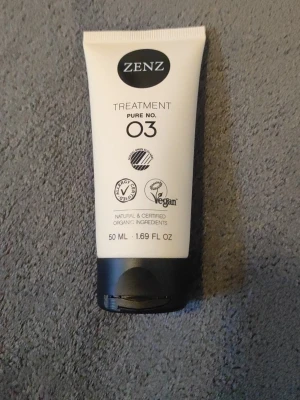 Zenz Treatment Pure No. 03 hårkur - Zenz Treatment Pure No. 03 är en allergivänlig och intensiv hårkur med naturliga och certifierade ekologiska ingredienser. Produkten är vegansk, parfymfri och innehåller bland annat aloe vera och avokadoolja. Tuben är vit med svart lock och rymmer 50 ml.
