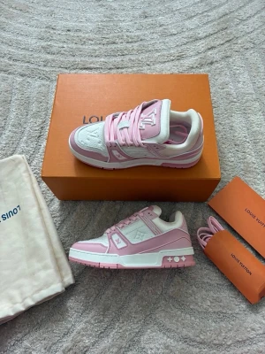 Louis Vuitton sneakers  - Säljer vidare min LV skor som inte kommit till användning. Allt på bilderna medföljer. Kvitto finns. Storlek 37. 