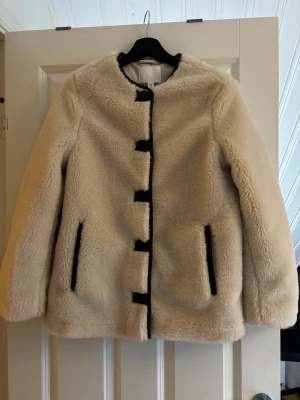 Fur jacka - Från H&M! Helt ny, har tagit bort prislappen❤️