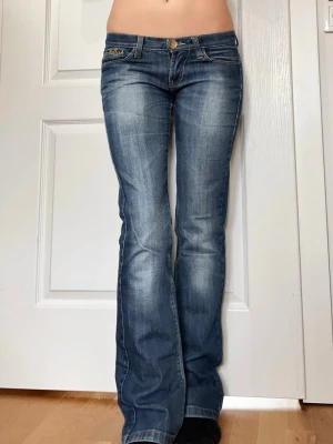 Vintage bootcut jeans - Vintage utsvängda jeans från Killah, de är figurnära uppe och utsvängda nere, strl S🩷 // midja 38cm tvärsöver, innerbenslängd 82cm, grenhöjd 17,5cm