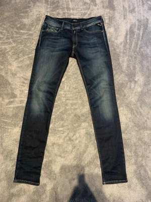 Mörkblå slim/skinny jeans från Replay  - Säljer ett par mörkblå skinny jeans från Replay. Jeansen har klassisk femficksdesign, låg midja och smal passform hela vägen ner. Perfekta för dig som gillar en modern och tight look. Hör av dig vid minsta fundering och pris kan diskuteras! 💯😊