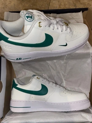 Nike Air Force 1 07 LV8 40th Anniversary  - Stl 44. Unik sko, resell går dessa för runt 3000:-.  Mina är använda under ett par tillfällen, därav mitt pris 1500:-.