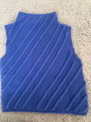 Blå stickad tröja från Zara - Säljer en blå stickad tröja med diagonala strukturmönster. Strl S, Aldrig använd. Skriv vid funderingar 💗💗 