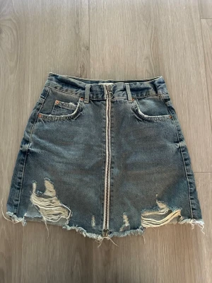 Jeanskjol - Superfin jeanskjol med fungerande dragkedja! Endast använd 1 gång så i superfint skick, nästan som ny 🩵