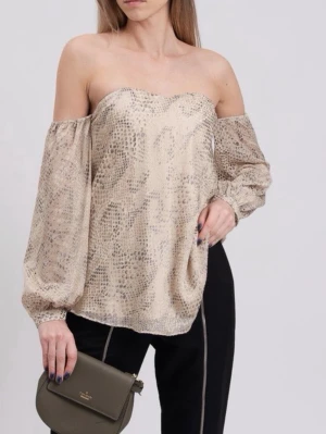 Beige offshoulder topp med ormmönster - Trendig offshoulder topp i beige med ormmönster och långa, luftiga ärmar. Nypris 4000