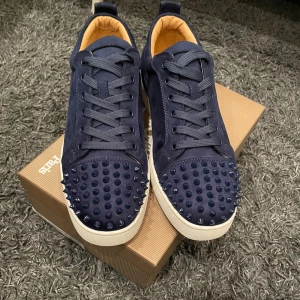 Loubs - Tja! Säljer dessa feta loubs då de ej passade mig, de är använda 1-2 gånger och köpta på plick så kan ej garanter äkthet, där av priset. Vid snabb affär kan ja gå ner i pris! Tveka inte att skriva vid frågor