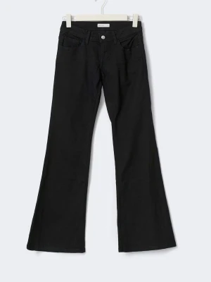 Ultra low flare petite jeans  - Svarta ultra low flare jeans ifrån Gina tricot I petite, Storlek 32. Mycket fint skick utan synligt slitage🩷 Nypris:400kr