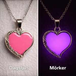 Halsband med rosa hjärthänge - Unikt halsband i rostfritt stål med ett hjärtformat hänge i starkt rosa färg som lyser lila i mörker. Hänget har dekorativa detaljer i silverfärg runt kanten och kedjan är tunn och stilren. Perfekt för dig som vill sticka ut med en cool accessoar. Vanligt dagsljus räcker för att hänget ska ändra färg och börja lysa/ge ett lila sken i mörker och lyser vanligtvis i flera timmar. Tål vatten och missfärgas inte. Lång livslängd.