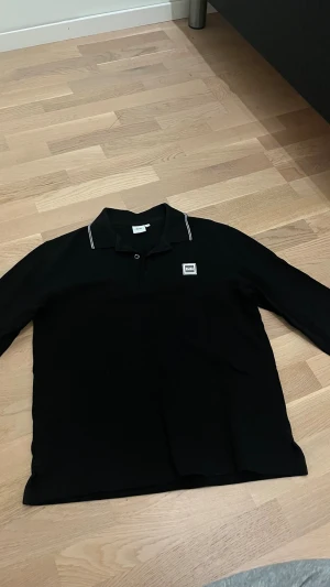 Hugo boss piké  - Säljer nu min långarmade Hugo Boss pike för att den blivit för liten. Den är i fint skick och priset kan diskuteras ‼️