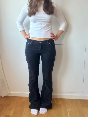 Manchester jeans  - Svarta manchester jeans från Levis. Storlek S, midja: 38x2 cm inneben: 81 cm