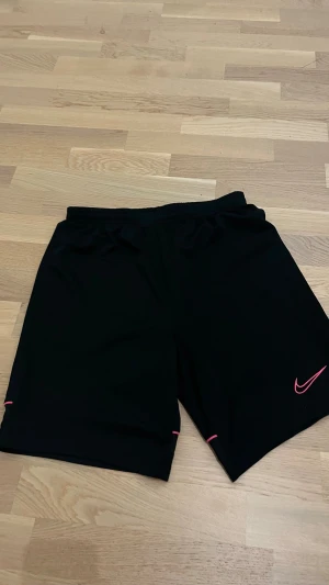 Nike shorts  - Säljer dessa bekväma Nike shorts för att de inte kommer till användning.