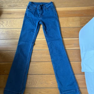 Blå bootcut jeans med låg midja  - Snygga blå bootcut jeans.