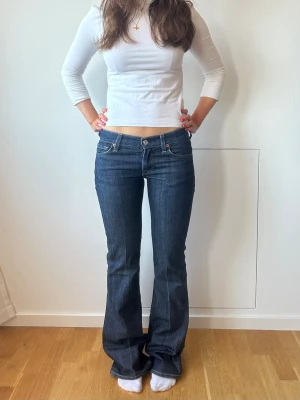 Mörkblå bootcut jeans  - Mörkblå 7 for alla mankind jeans i storlek XS. midja: 37-39x2 cm inneben: 84 cm