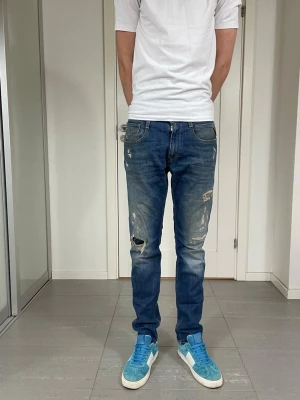 Replay Anbass Jeans - Säljer nu dessa Replay Anbass Jeans inre snygga slitningar i populär design, W31 o L32, skriv för fler bilder/frågor🙌🏼