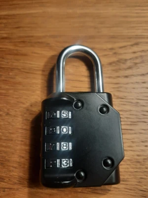 Svart kodlås i metall #1!¡! - Säljer ett svart kodlås med tre siffriga hjul för att ställa in egen kod. Låset är tillverkat i metall och har en silverfärgad bygel. Perfekt för skåp, väskor eller andra saker du vill låsa.