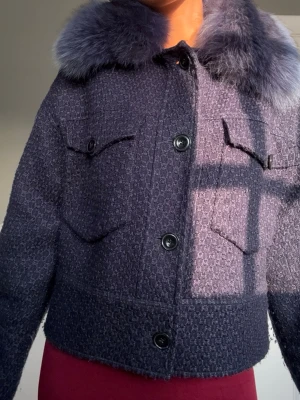 Marinblå Meotine kappa - Superfin marinblå kappa från Meotine i storlek XS/S som tyvärr inte kommer till användning längre! Väldigt efterfrågad färg som är perfekt nu till våren🌺Jackan är lite nopprig på vissa ställen men absolut inget man tänker på! Man kan säkert få bort det om man försöker☺️nypris på denna är 3000kr❣️pälsen är 100% räv-päls