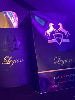 Legion Eau de Parfum 100ml - Legion Eau de Parfum 100ml kommer i en elegant mörklila flaska med gulddetaljer och en matchande ask. Flaskan har en stilren design med två hästar. Perfekt för dig som gillar exklusiva söta och klassiska dofter. Skriv vid minsta fundering!🤝