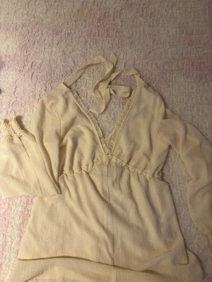 Blusshorts / Långärmad shorts tröja - Långärmad tröja som har inbyggd shorts, ny utan prislapp. Storlek S