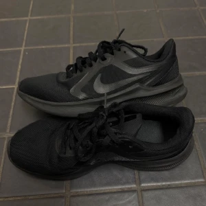 Säljer ett par Nike Downshifter 10 Black – Size 38 EU - Skorna är i mycket bra skick och sparsamt använda. Normalt slitage förekommer men inget som påverkar användningen eller syns.  Lätta och bekväma sneakers som passar perfekt till både vardag och träning.  Size: 38 EU 💸 Rabatt vid köp av flera par skor!