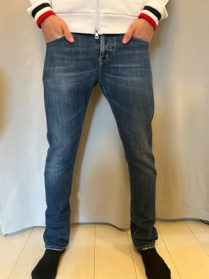 Dondup Jeans - Trendiga Dondup jeans i klassisk blå tvätt med en riktigt snygg och stilren look. Jeansen har en snygg passform och passar både till vardag och mer uppklädda outfits. I mycket gott skick utan deffekter. Hör gärna av dig vid frågor!