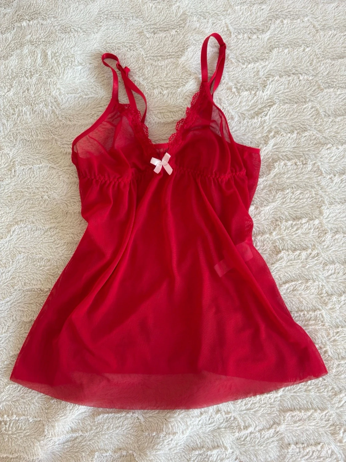 Rött nattlinne med spets 