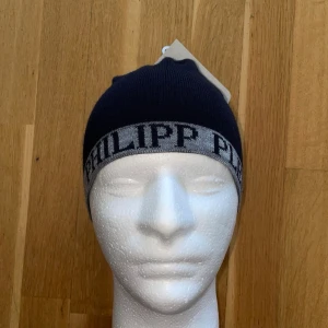 Philipp Plein Mössa- Mörkblå, One size - Högkvalitativ replika One size Pris 349 kr Först till kvarn gäller Skickas inom 24 timmar