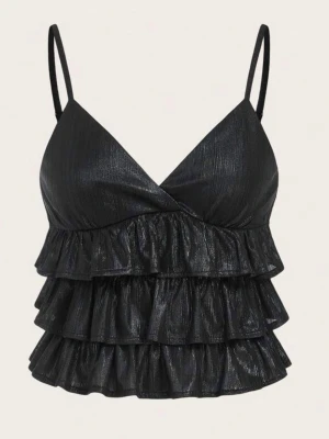 Svart glittrig volangtopp med smala band - Snygg svart topp med glittrig finish och flera lager volanger. Omlott framtill och smala justerbara axelband ger en trendig look. Perfekt för dig som vill sticka ut med en cool och festlig vibe.