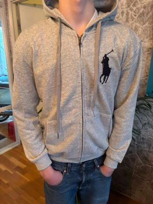 Ralph Lauren zip up - Säljer denna feta Ralph lauren zip up, använd fåtal gånger. Priset är ej hugget i sten och bara att höra av sig vid minsta funderingar!🙌